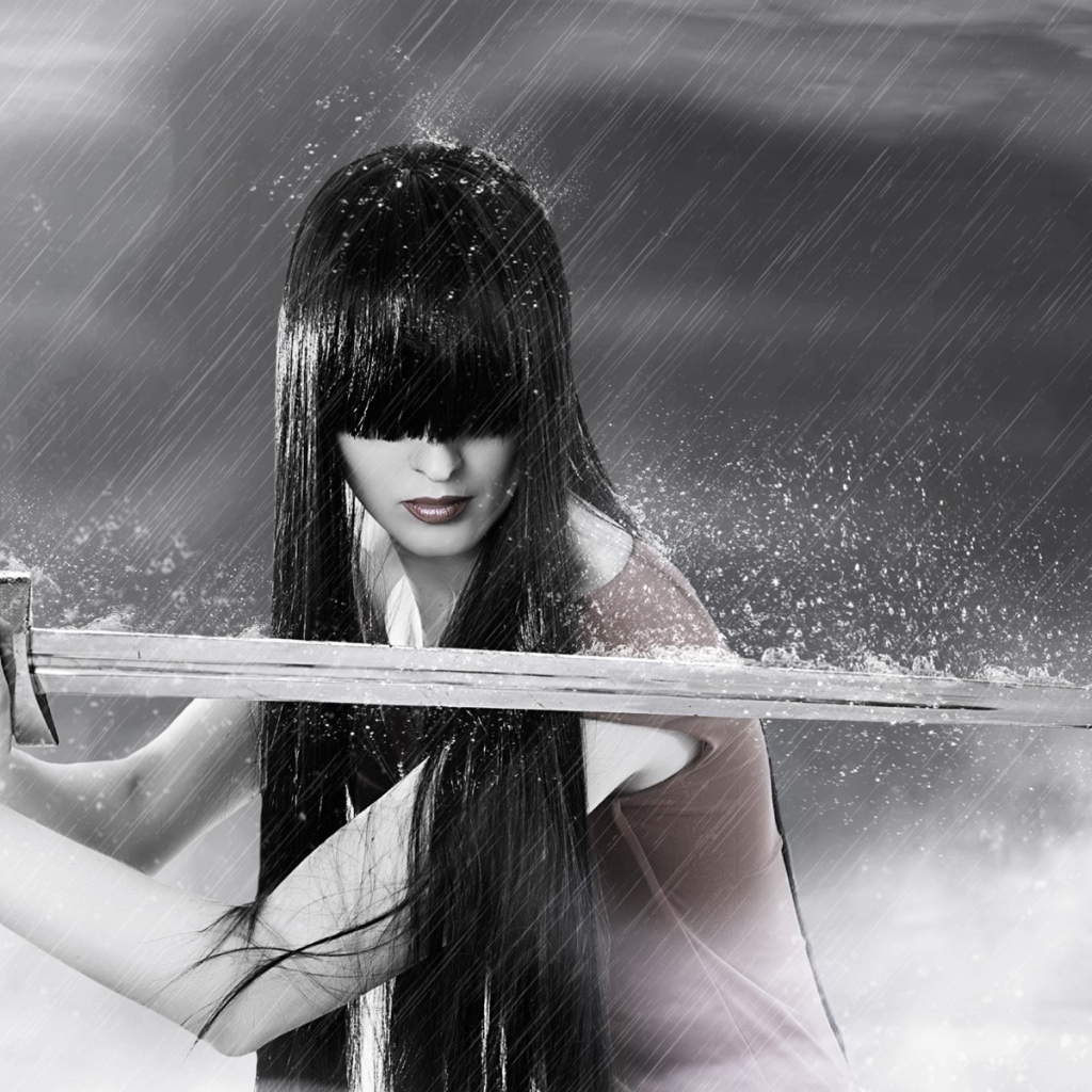 Девушка с мечом под дождем