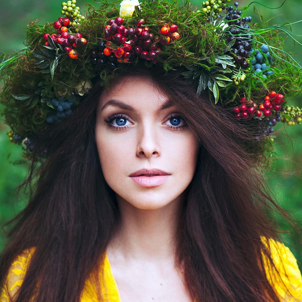 Девушка с венком из травы и ягод на голове