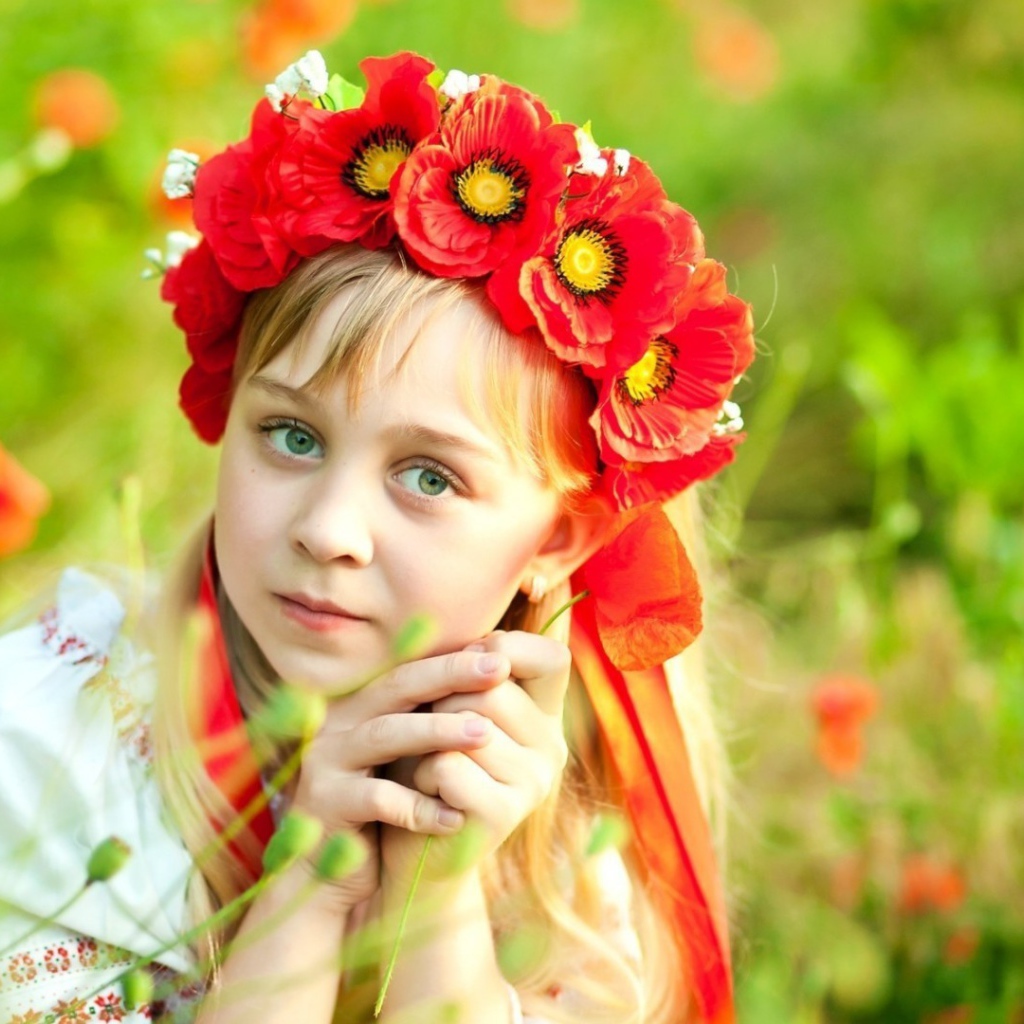Девушка с венком из маков на голове