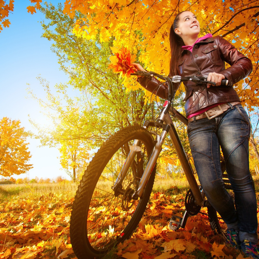 Девушка с велосипедом на осенней прогулке