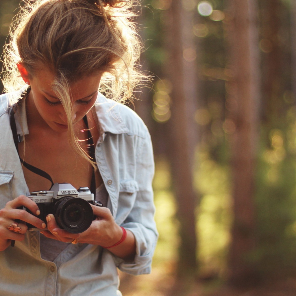 Девушка с фотоаппаратом Minolta