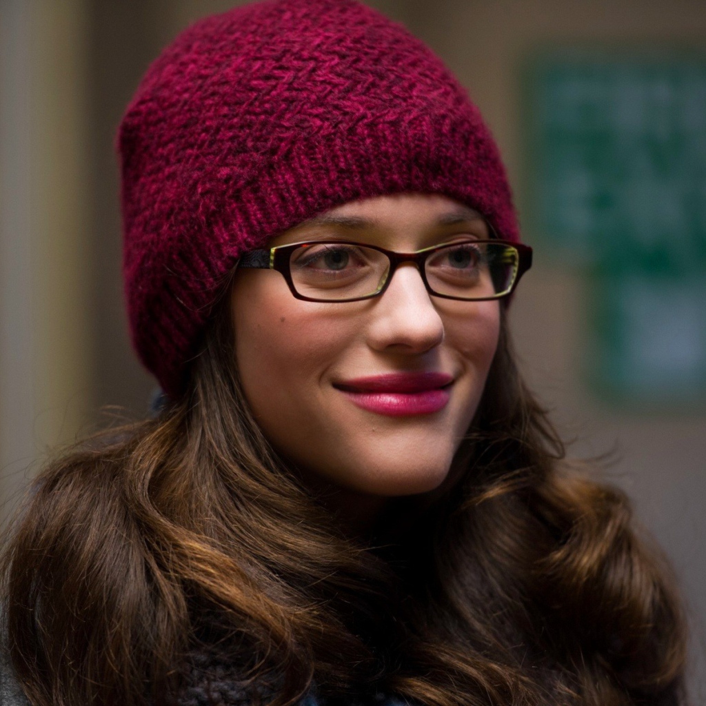 Девушка в очках и красной шапке