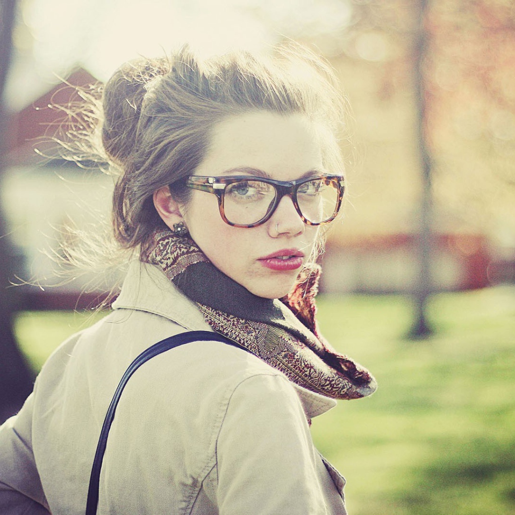 Девушка в очках оглянулась через плечо