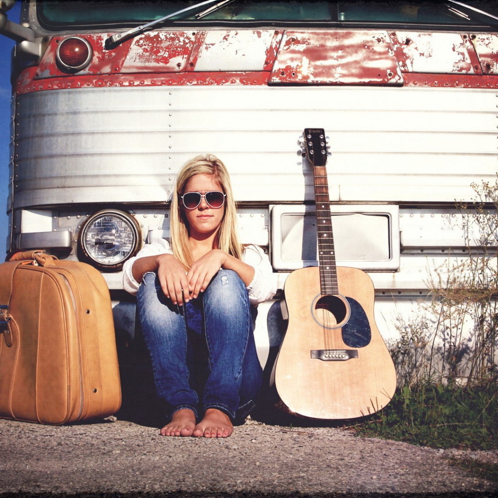 Девушка с гитарой и чемоданом