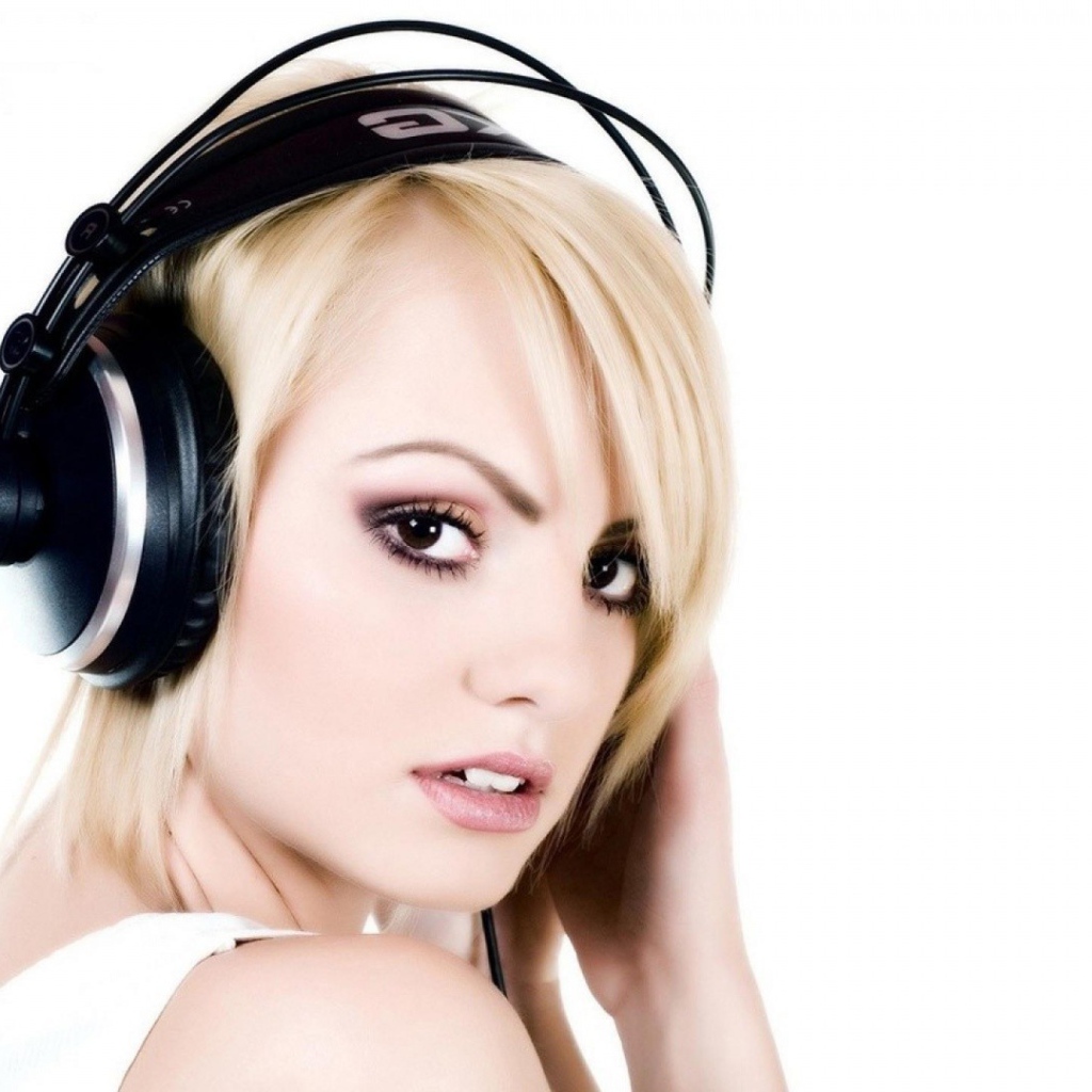 Девушка в наушниках Александра Стан