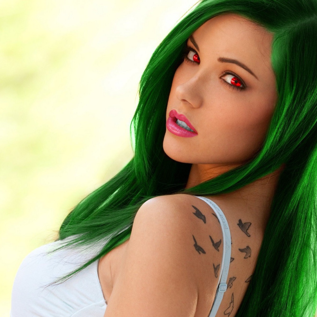 Девушка с красными глазами и длинными зелеными волосами