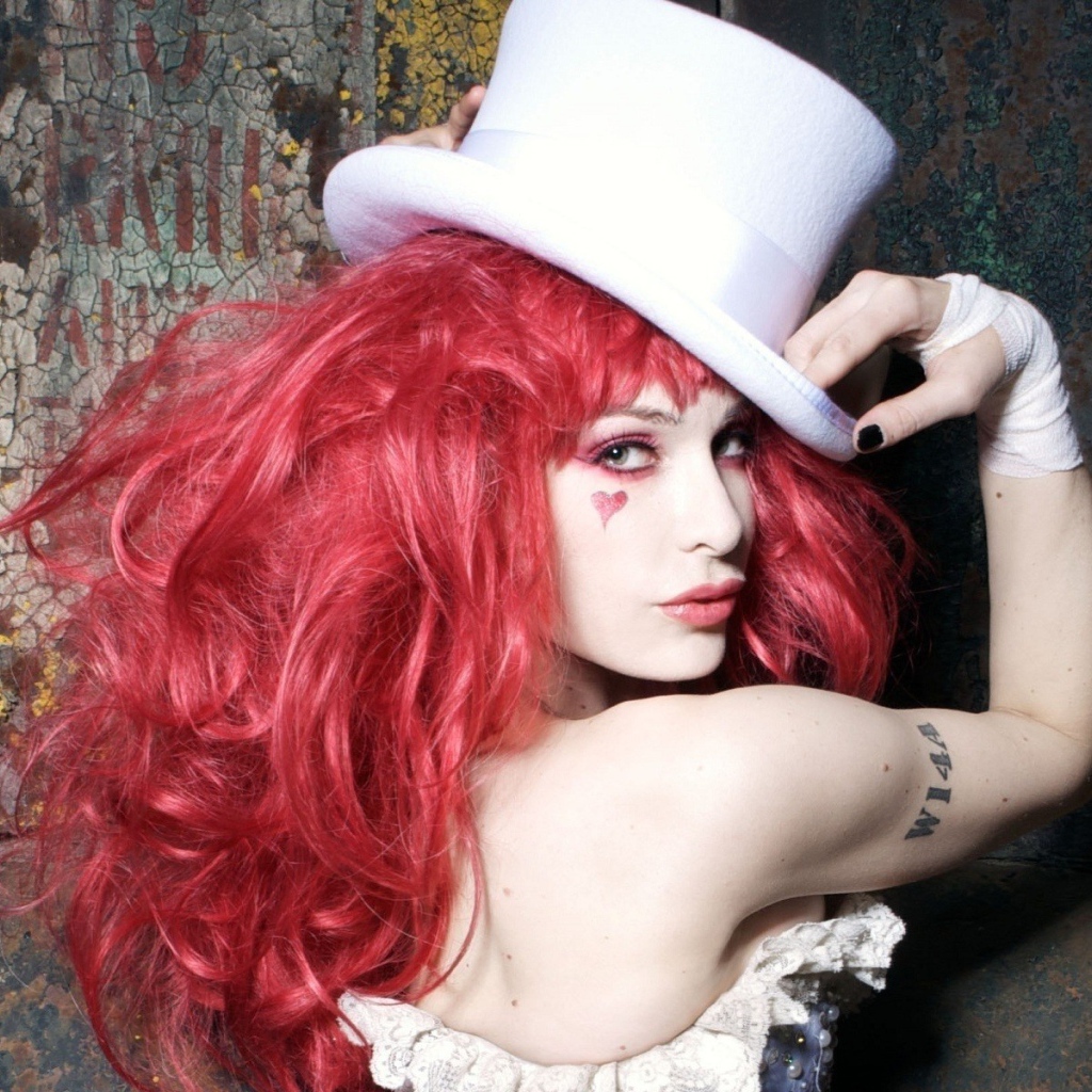 Девушка с красными волосами в белом цилиндре