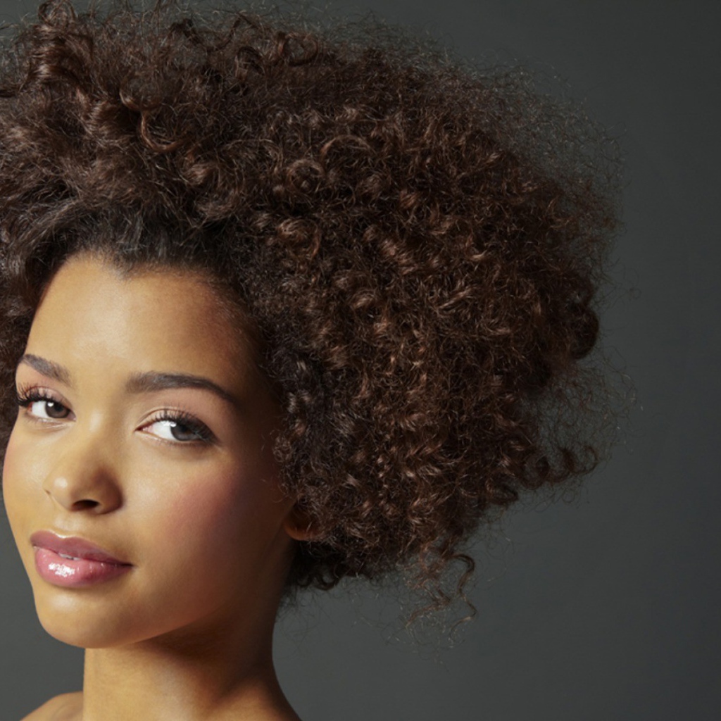 Девушка с прической из кудряшек