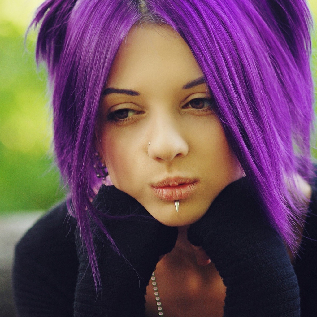 Девушка с густыми фиолетовыми волосами