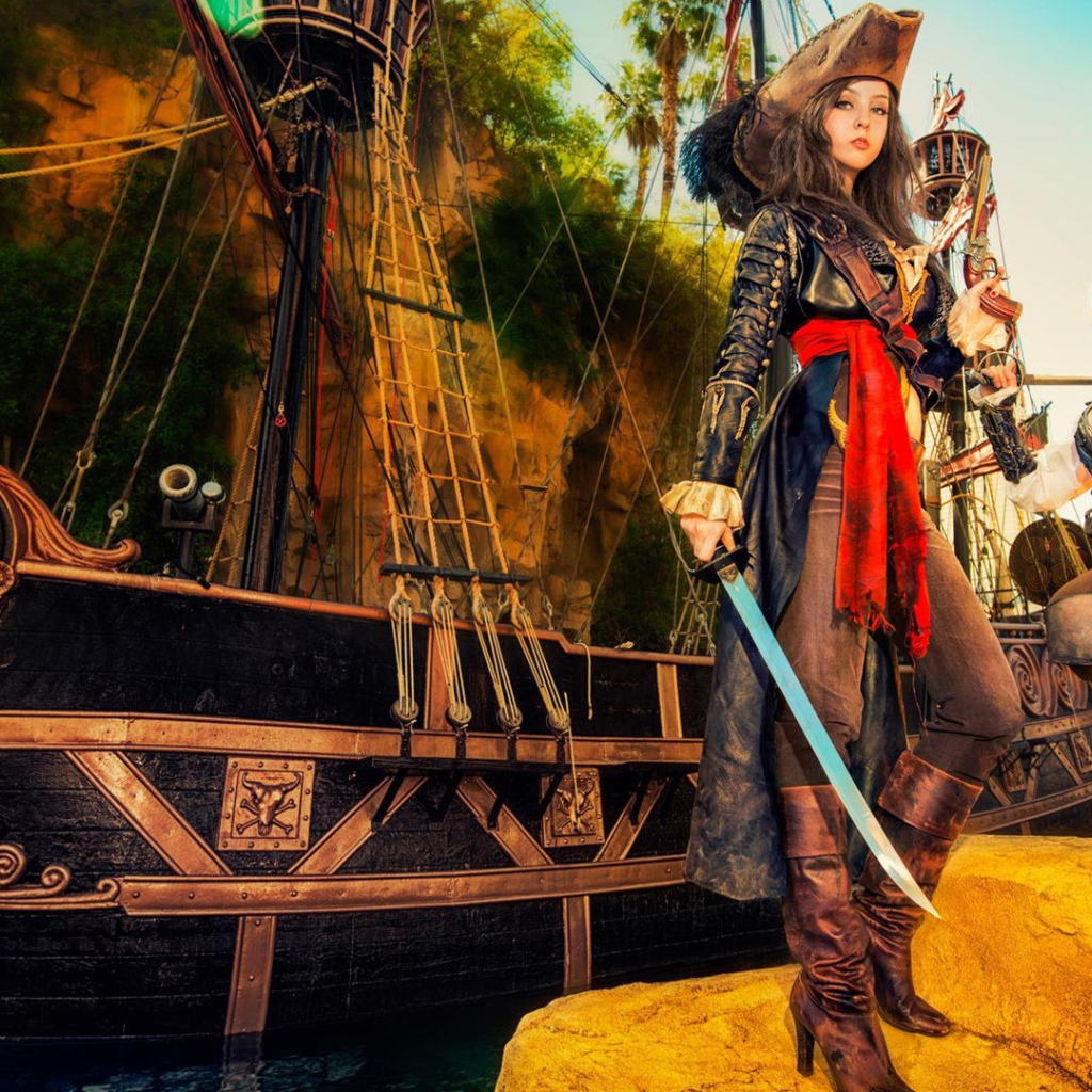 Девушки в одежде пиратов