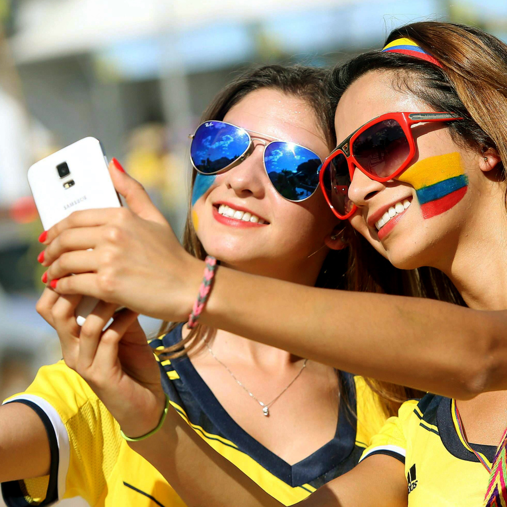 Девушки фанатки делают селфи