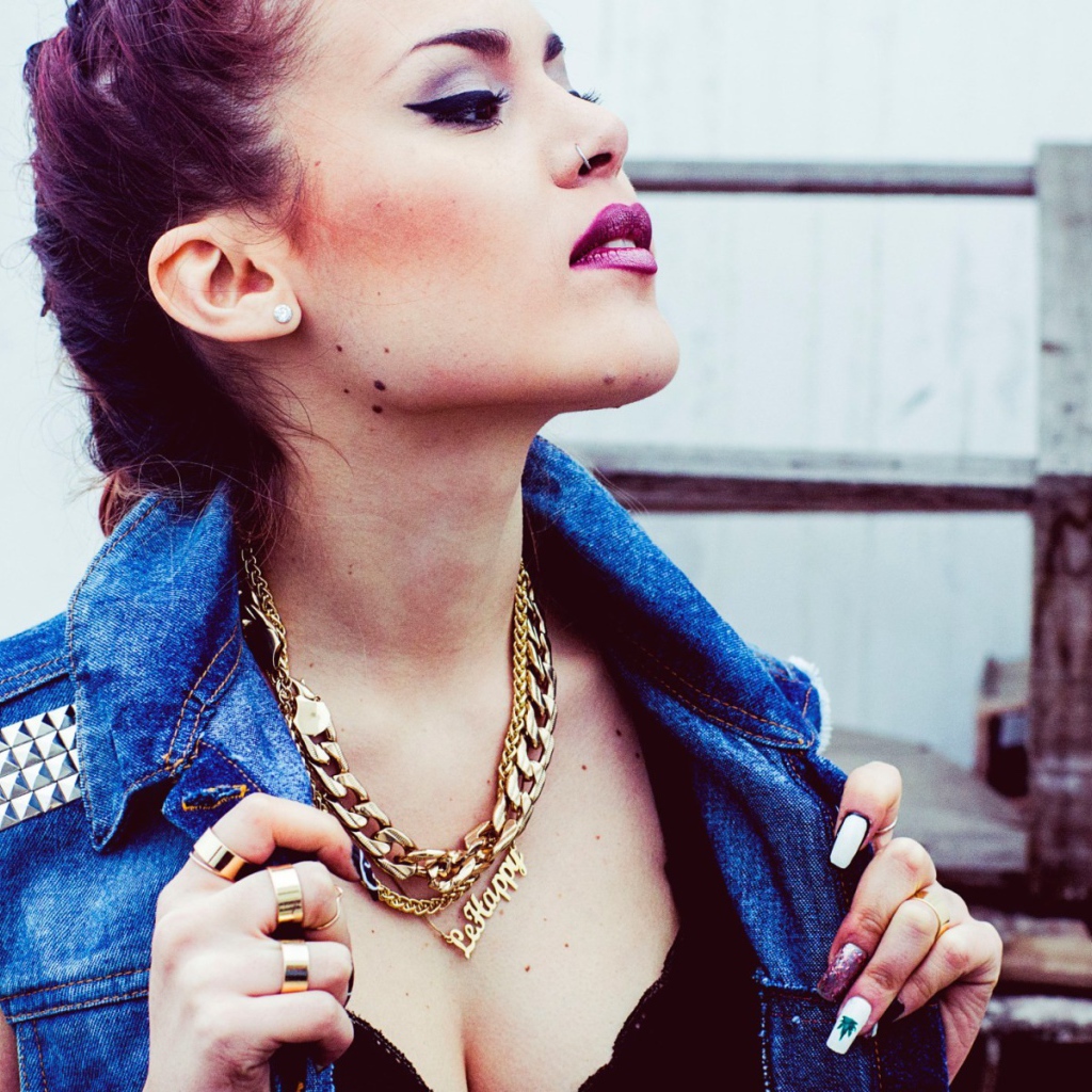 Золотая цепь на шее у девушки