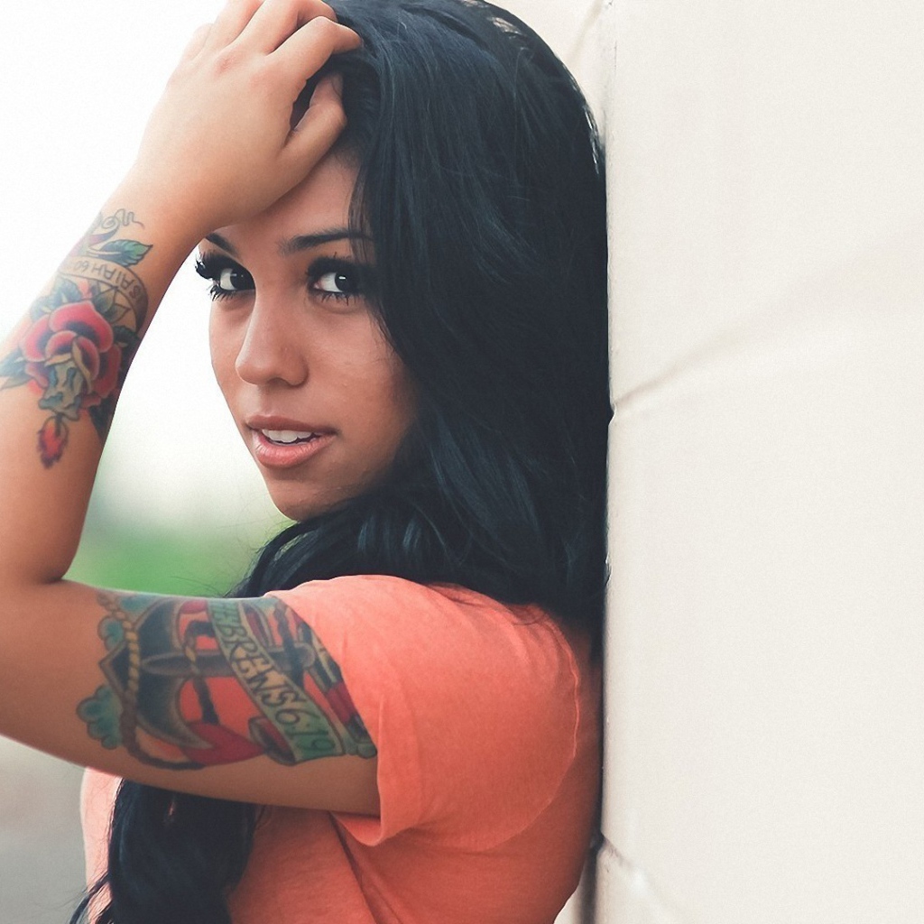 Страстная длинноволосая брюнетка прислонилась к стене