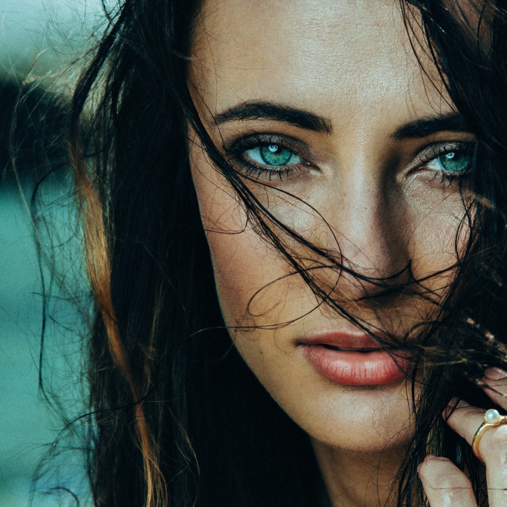 Зеленоглазая брюнетка с мокрыми волосами