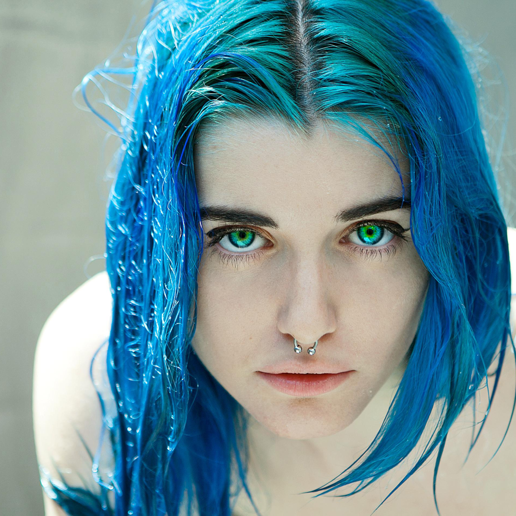Зеленоглазая девушка с синими волосами и кольцом в носу