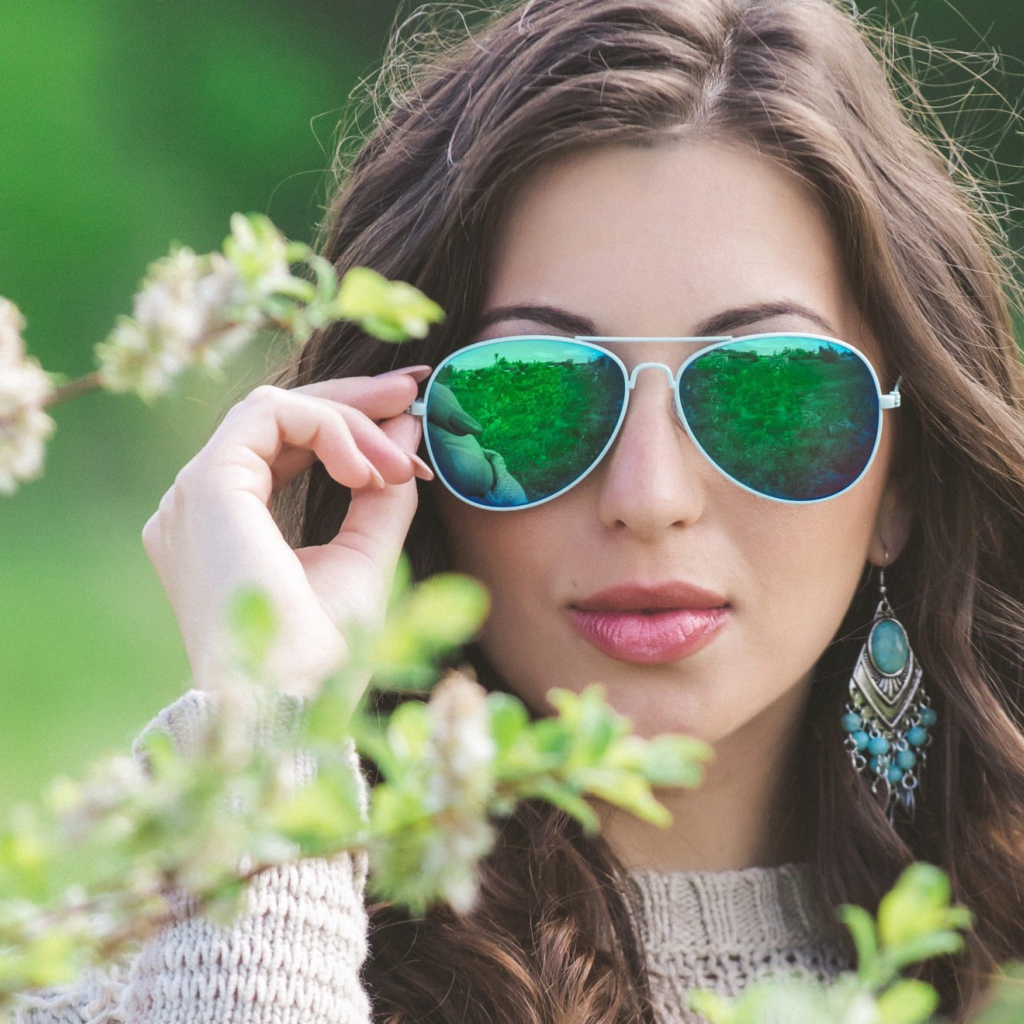 Зеленое отражение в очках у девушки