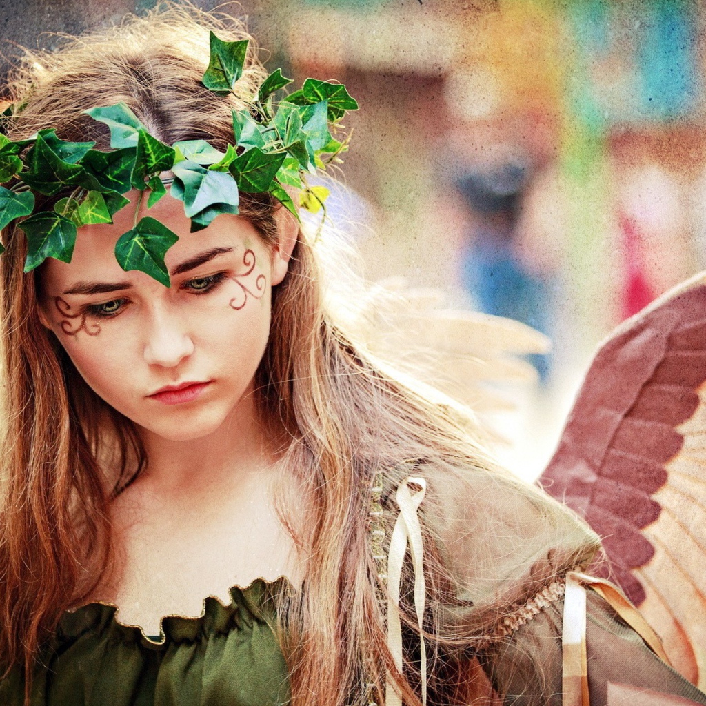 Зеленый венок и крылья ангела на девушке