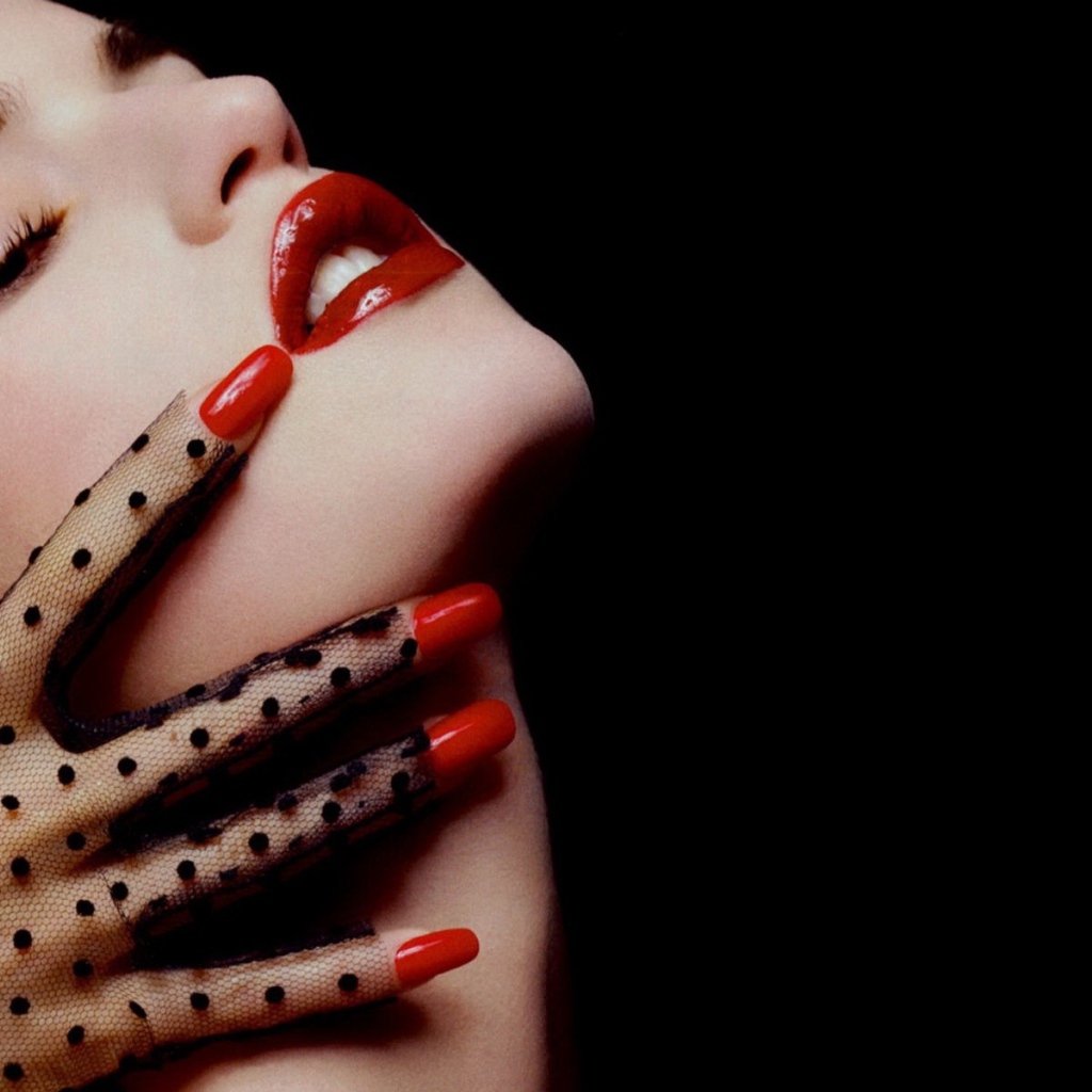 Рука в кружевной перчатке на шее девушки