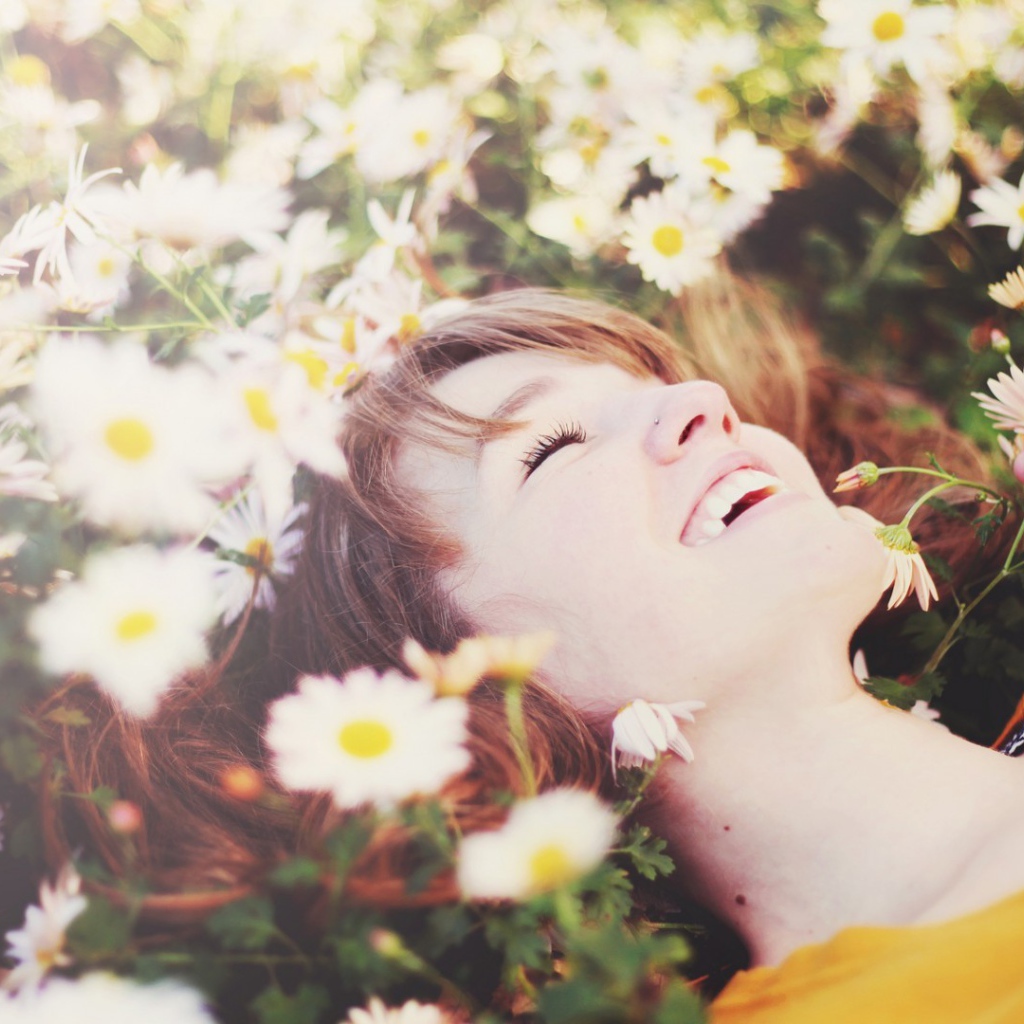 Счастливая девушка в цветах ромашки