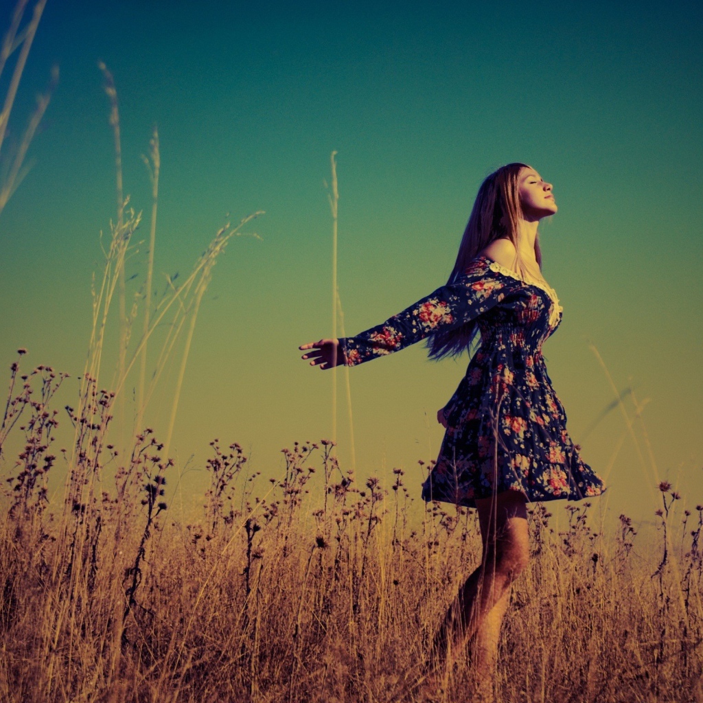 Счастливая девушка в поле