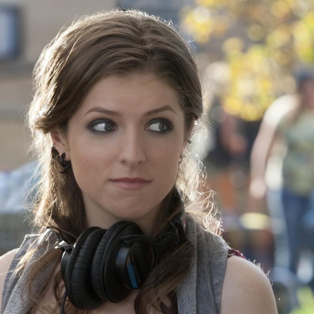 Наушники на шее Анны Кендрик