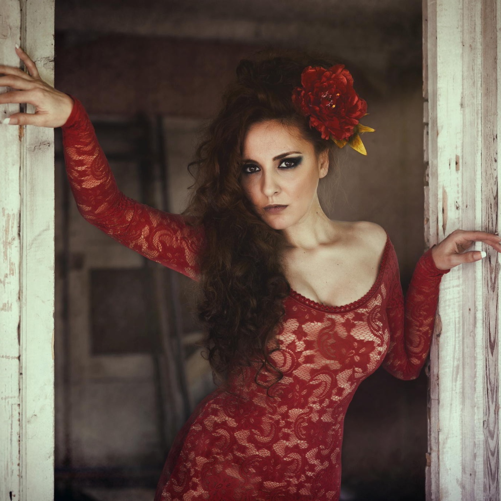 Испанская девушка в красном кружевном платье