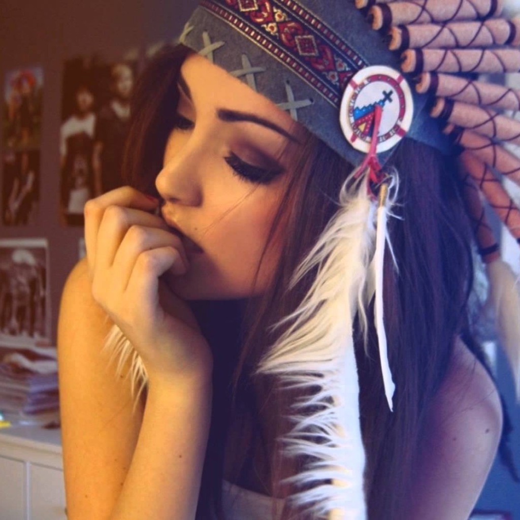 Девушка индианка грызет ногти