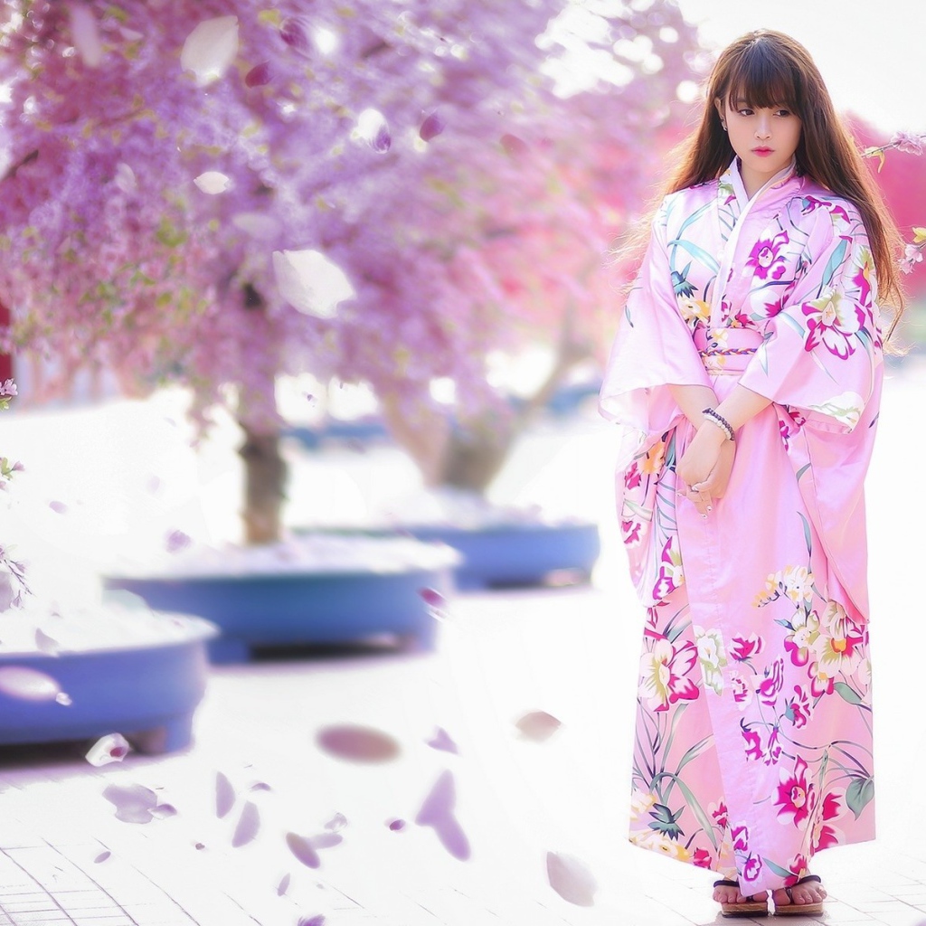 Японская девушка в розовом кимоно