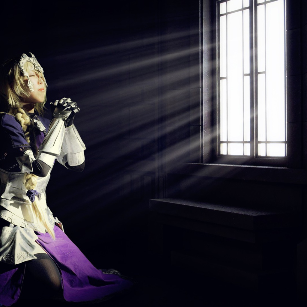 Японская девушка молится на коленях у окна