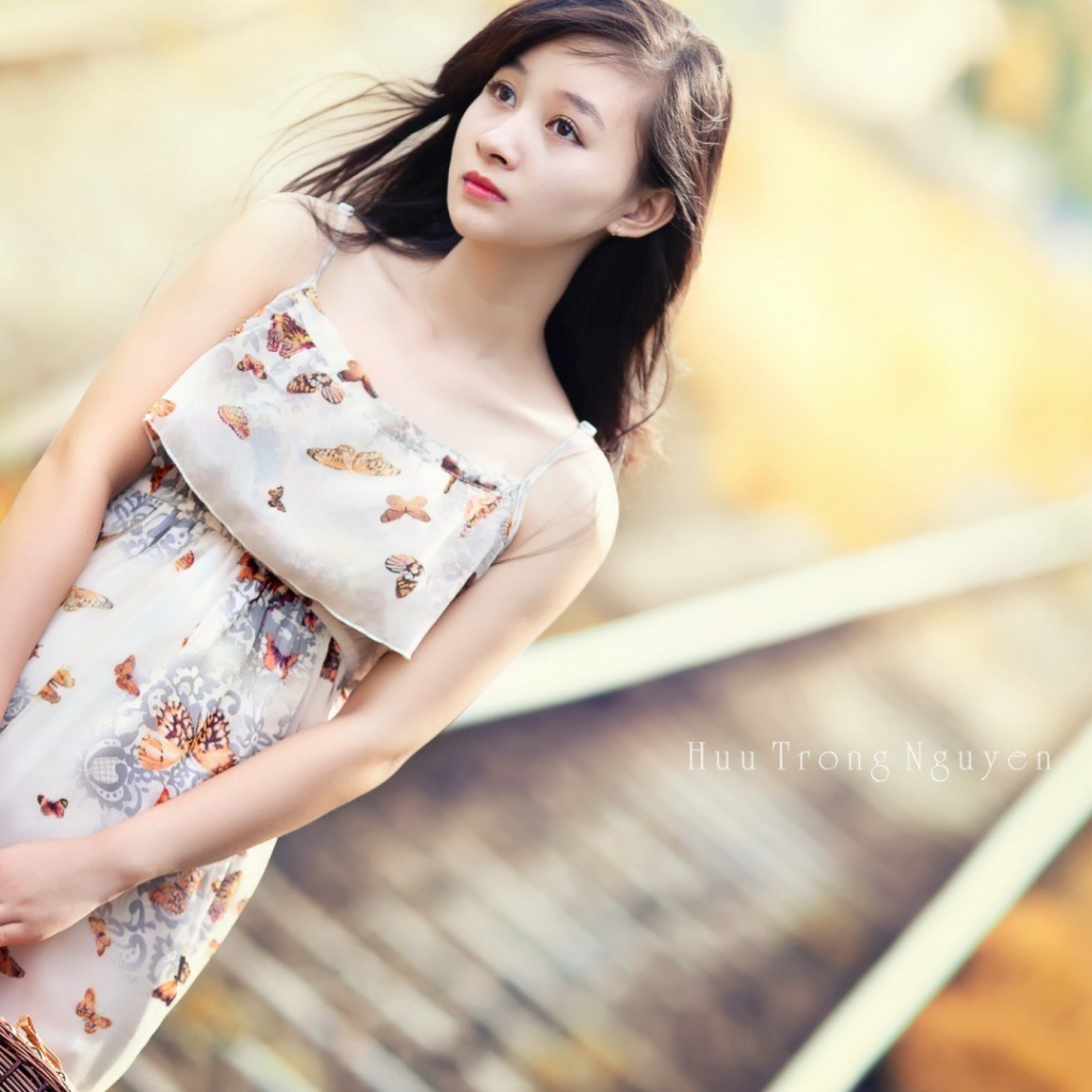 Японская девушка с сумкой в руках