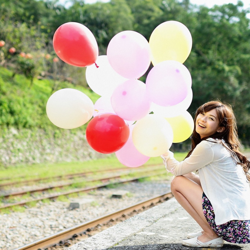 Японская девушка со связкой надувных шаров