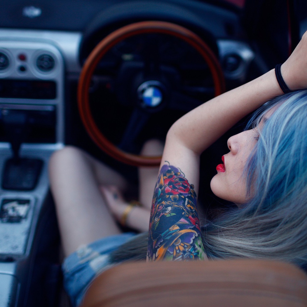 Японская девушка с тату за рулем автомобиля
