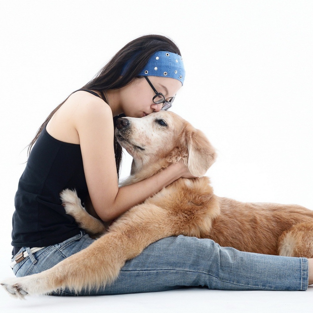 Японка обнимает своего пса