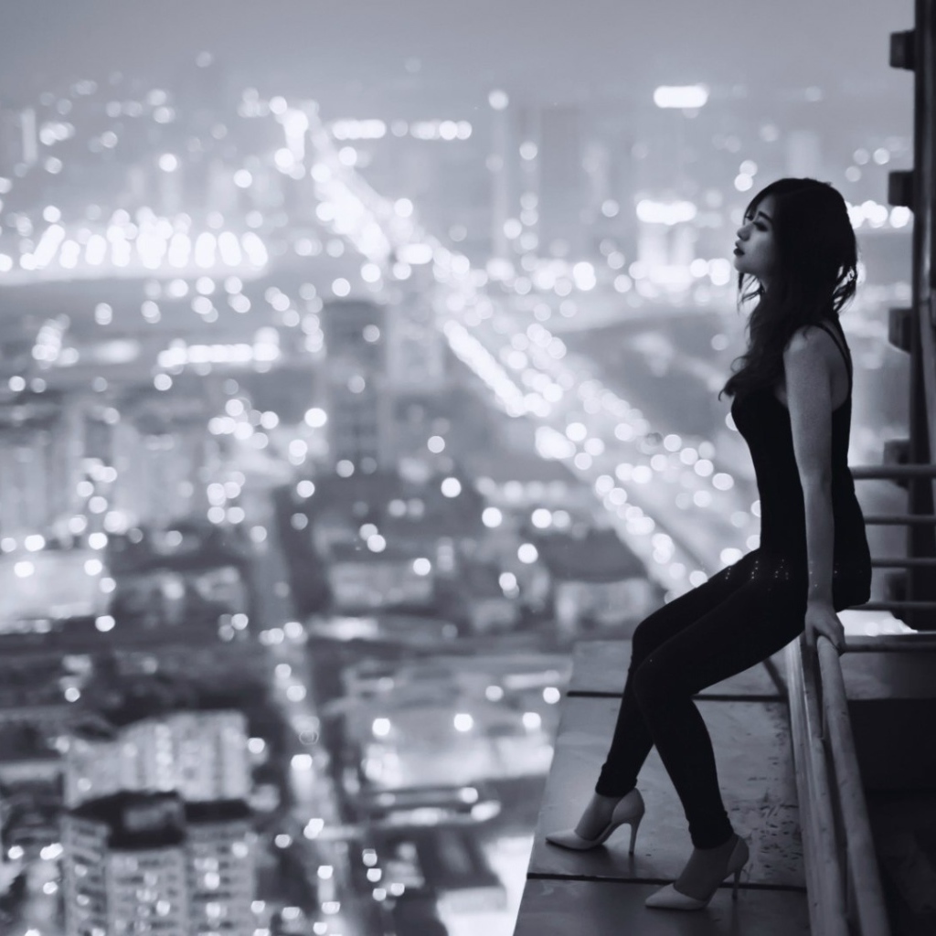 Японка смотрит на ночной Токио