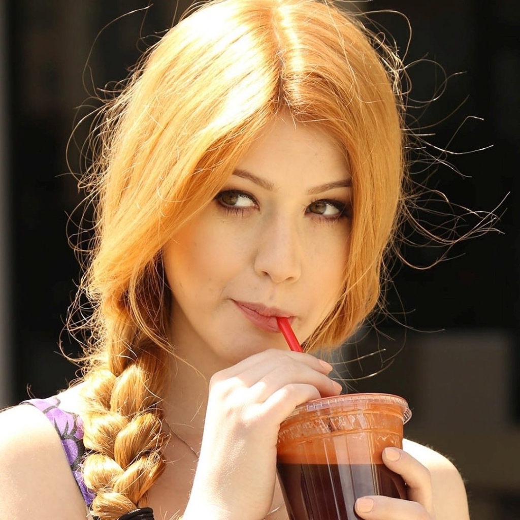 Кэтрин Макнамара пьет кофе через трубку