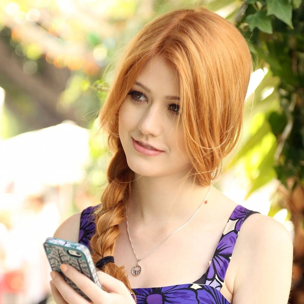 Девушка Кэтрин Макнамара с телефоном в руке