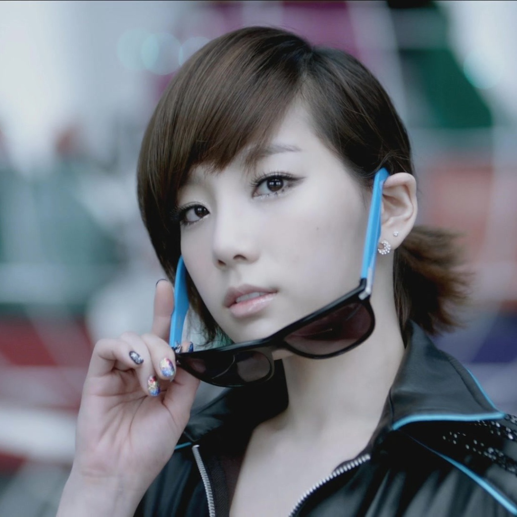 Корейская девушка модель в очках 