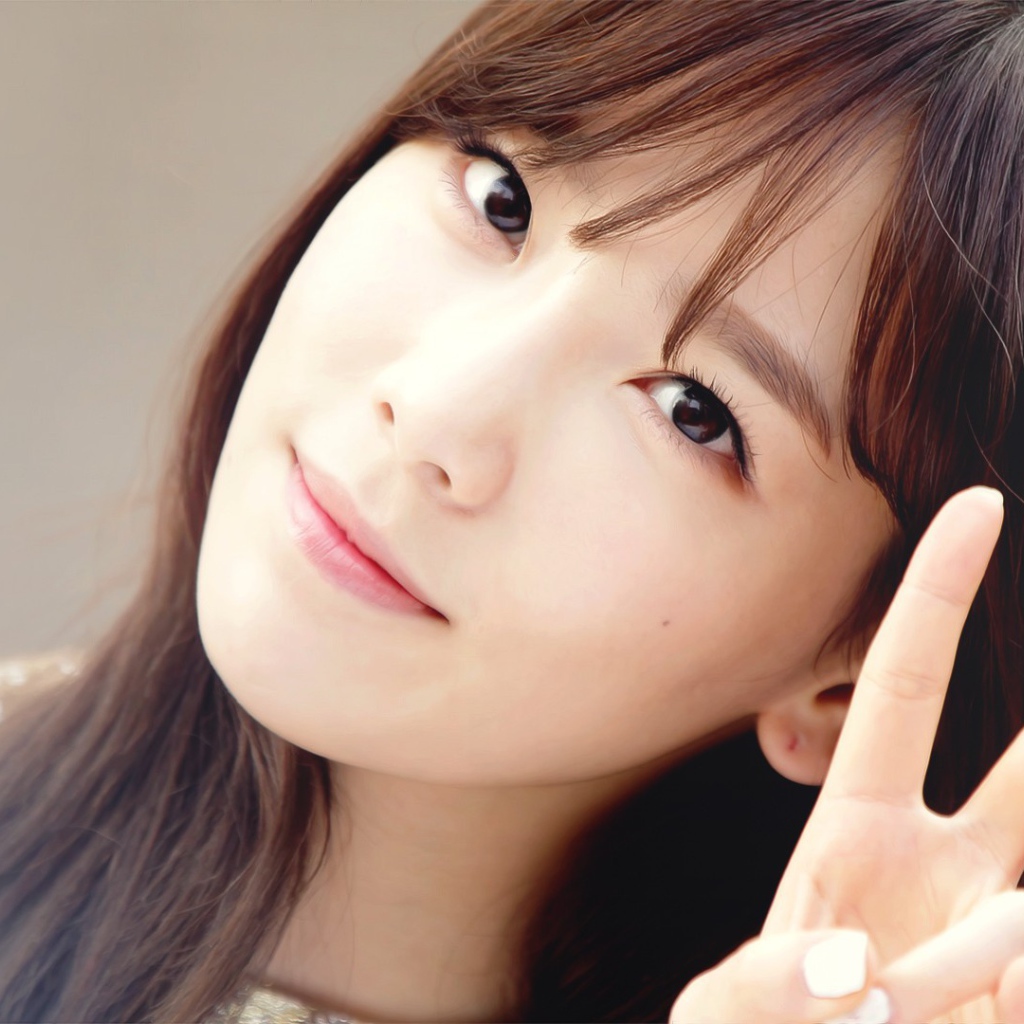 Корейская девушка показывает знак победы