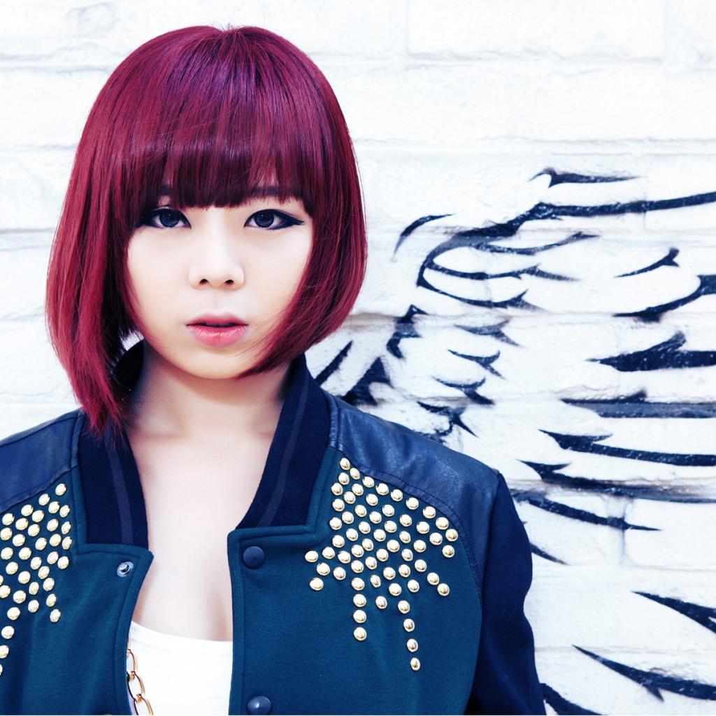 Кореянка с красными волосами ангел