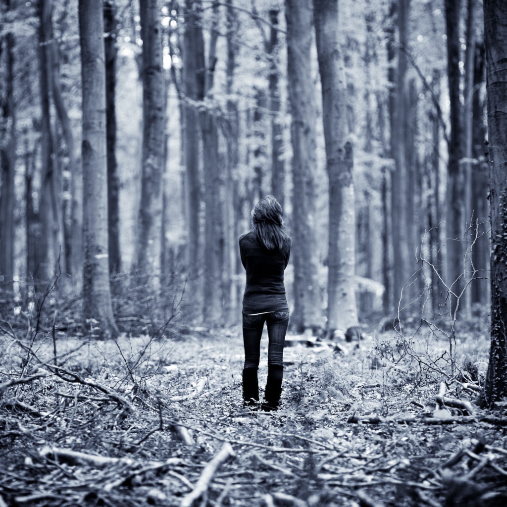 Одинокая девушка в лесу