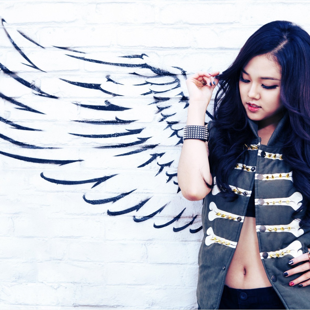 Длинноволосая брюнетка ангел