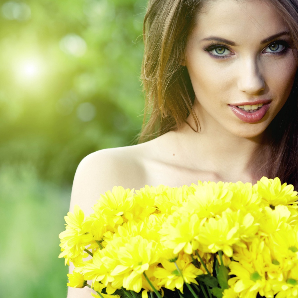Длинноволосая девушка с букетом желтых полевых цветов