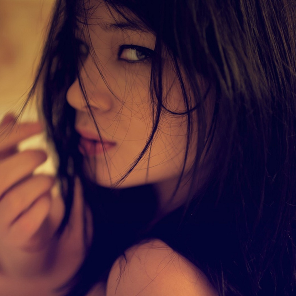 Искушающий взгляд брюнетки