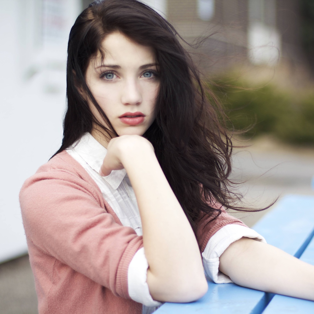 Милая девушка Эмили Радд