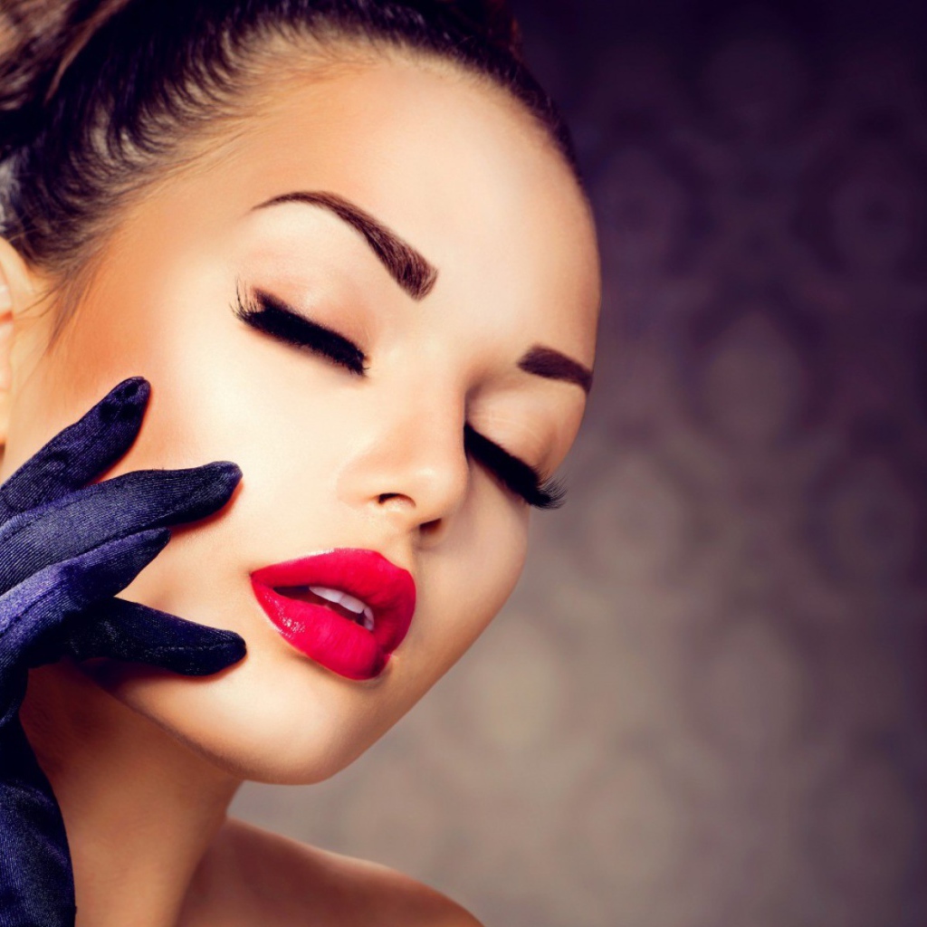 Роскошное бриллиантовое кольцо на руке девушки