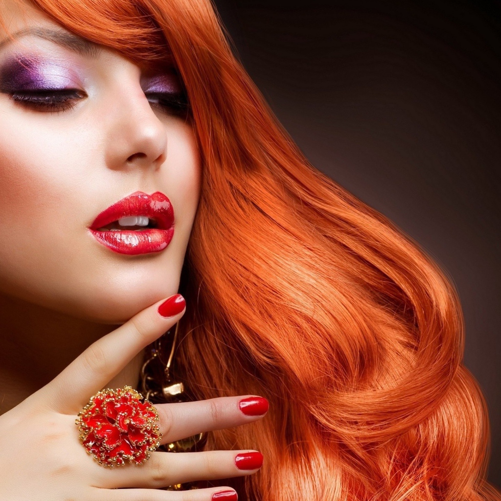 Роскошное кольцо у рыжей девушки