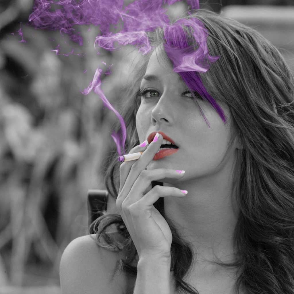 Модель Малена Морган с сигаретой