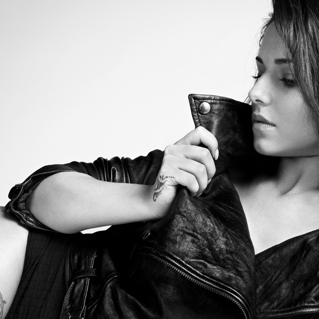 Монохромное фото девушки в кожаной куртке