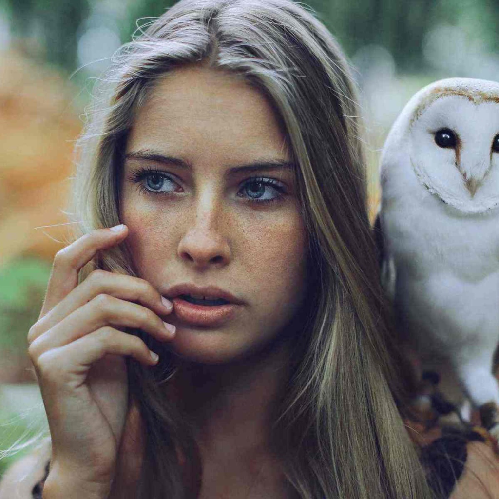 Сова на плече у девушки