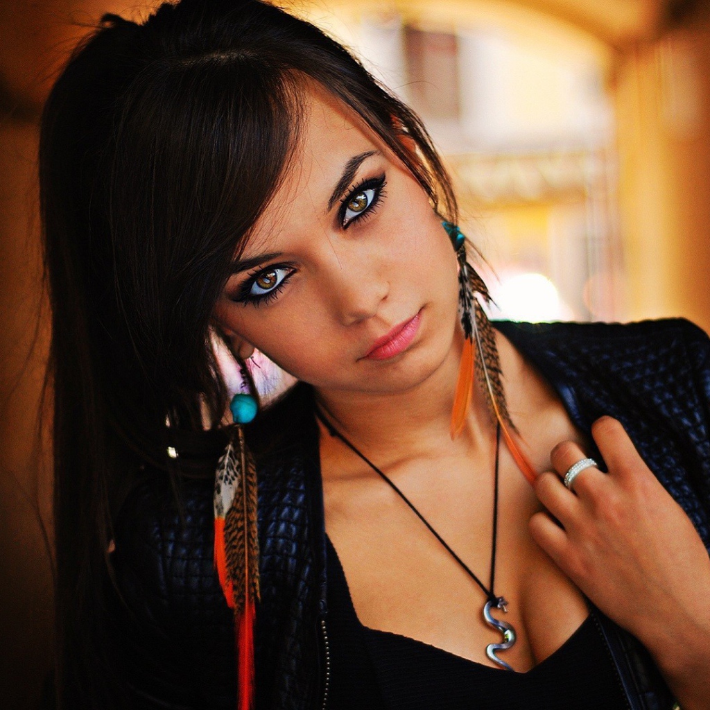 Кулон в виде змеи на шее у брюнетки